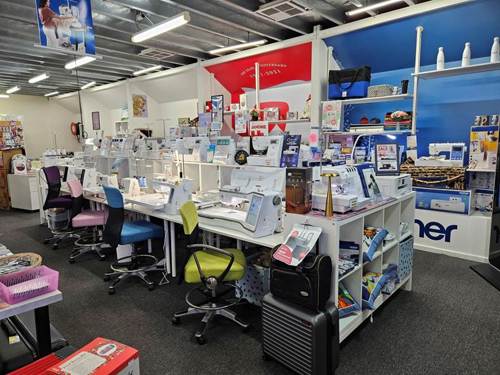 A room with a desk and shelves

AI-generated content may be incorrect.